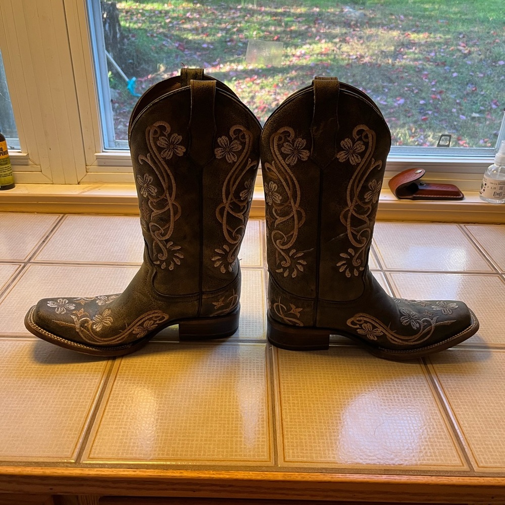 Size 9 Circle G Floral Embroidered Cowboy Boots